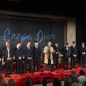 Un moment de légèreté avant de monter sur scène pour présenter la pièce Le Cercle des poètes disparus.

Exclusif - Arthur Toullet, Ethan Oliel, Helie Thonnat, joseph hartmann, Max Huriguen, Maxence Seva, Maxime Huriguen, Olivier Bouana, Pierre Delage, Stéphane Freiss, Yvan Garouel - Représentation de la pièce de théâtre "Le cercle des poètes disparus" au Théâtre de Verdure lors du 41ème Festival de Ramatuelle le 2 aout 2025. © Cyril Bruneau / Festival de Ramatuelle / Bestimage