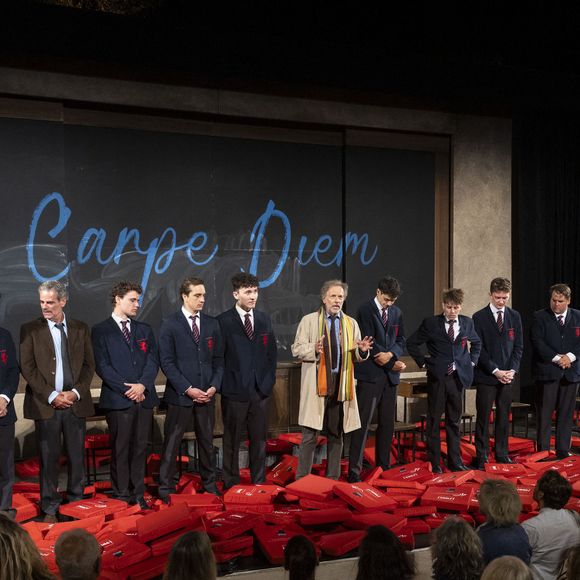 Un moment de légèreté avant de monter sur scène pour présenter la pièce Le Cercle des poètes disparus.

Exclusif - Arthur Toullet, Ethan Oliel, Helie Thonnat, joseph hartmann, Max Huriguen, Maxence Seva, Maxime Huriguen, Olivier Bouana, Pierre Delage, Stéphane Freiss, Yvan Garouel - Représentation de la pièce de théâtre "Le cercle des poètes disparus" au Théâtre de Verdure lors du 41ème Festival de Ramatuelle le 2 aout 2025. © Cyril Bruneau / Festival de Ramatuelle / Bestimage