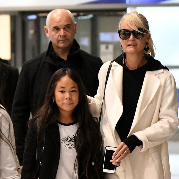 Laeticia Hallyday arrive à l'aéroport Charles de Gaulle à Paris, en France, avec ses filles Jade et Joy et son frère Grégory, le 19 novembre 2019. Photo de ABACAPRESS.COM