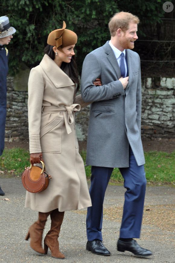Les royaux quittent l'église de Sandringham après l'office du jour de Noël- Meghan Markle et le prince Harry Sandrigham, Royaume-Uni, 25 décembre 2017. Elle porte un manteau de Sentaler, un chapeau et des bottes de Stuart Weitzman et un sac de Chloé. Photo de Malcolm Clarke/PCN/ABACAPRESS.COM