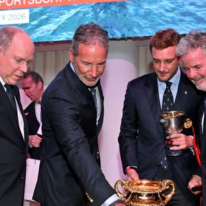 Le prince Albert II de Monaco, Paul Cayard, Pierre Casiraghi, le vice-président du Y.C.M., et Peter Harrison, le coéquipier de Pierre Casiraghi, durant la cérémonie d'intronisation des nouveaux membres du Yacht Club de Monaco ainsi que la remise des YCM Awards-Trophée Credit Suisse 2025, présidé par le prince Albert II de Monaco, le 16 décembre 2025, au Yacht Club de Monaco. Le titre de "régatier du Y.C.M. de l'année 2025" a été remporté par Pierre Casiraghi. Ce sont les membres du Club qui ont voté et choisi entre plusieurs régatiers. © Bruno Bebert / Bestimage