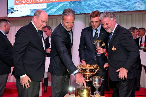 Le prince Albert II de Monaco, Paul Cayard, Pierre Casiraghi, le vice-président du Y.C.M., et Peter Harrison, le coéquipier de Pierre Casiraghi, durant la cérémonie d'intronisation des nouveaux membres du Yacht Club de Monaco ainsi que la remise des YCM Awards-Trophée Credit Suisse 2025, présidé par le prince Albert II de Monaco, le 16 décembre 2025, au Yacht Club de Monaco. Le titre de "régatier du Y.C.M. de l'année 2025" a été remporté par Pierre Casiraghi. Ce sont les membres du Club qui ont voté et choisi entre plusieurs régatiers. © Bruno Bebert / Bestimage