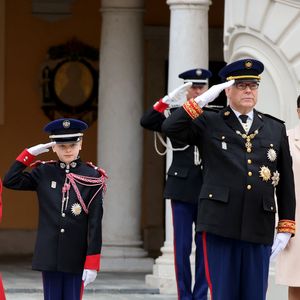 Le prince Jacques de Monaco, marquis des Baux, le prince Albert II de Monaco - La famille princière monégasque dans la cour d'honneur du palais lors de la la fête nationale à Monaco le 19 novembre 2025. © Dominique Jacovides - Bruno Bebert / Bestimage