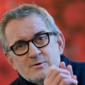 Christophe Dechavanne pose lors d'une séance de portrait à Paris, France, le 17 janvier 2024. Photo by Franck Castel/ABACAPRESS.COM