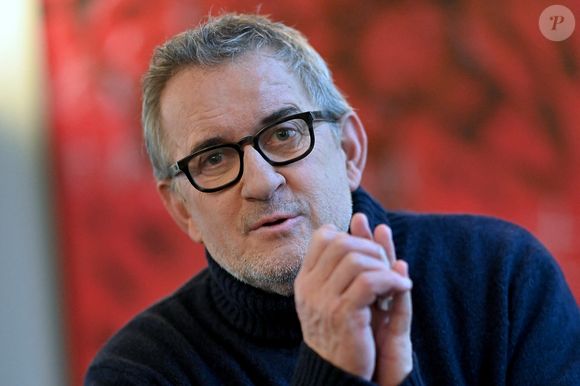Christophe Dechavanne pose lors d'une séance de portrait à Paris, France, le 17 janvier 2024. Photo by Franck Castel/ABACAPRESS.COM