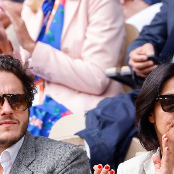 Florence Foresti et son compagnon Alexandre Kominek - People dans les tribunes lors des Internationaux de France de Tennis de Roland Garros 2022 à Paris le 29 mai 2022. © Cyril Moreau/Bestimage