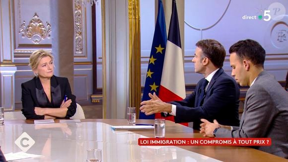 Captures d'écran - Anne-Élisabeth Lemoine -  Mohamed Bouhafsi - Le président Emmanuel Macron s'exprime lors de l'émission "C à vous" au palais de l'Elysée le lendemain de l'adoption de la loi Immigration. Paris, le 20 décembre 2023. © Jack Tribeca / Bestimage