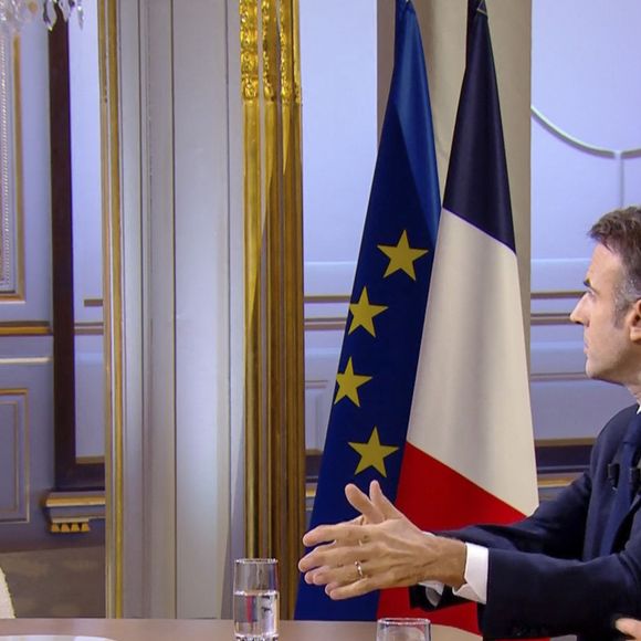 Captures d'écran - Anne-Élisabeth Lemoine -  Mohamed Bouhafsi - Le président Emmanuel Macron s'exprime lors de l'émission "C à vous" au palais de l'Elysée le lendemain de l'adoption de la loi Immigration. Paris, le 20 décembre 2023. © Jack Tribeca / Bestimage