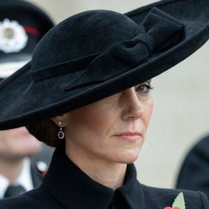 Selon nos confrères de "Hello!", il s'agit d'un clin d'œil direct à son fils aîné, George, qui est aujourd'hui en âge d'avoir plus de responsabilités en raison de son statut de digne héritier du trône.

Kate Middleton lors de la cérémonie du souvenir organisée par la Royal British Legion au National Memorial Arboretum dans le Staffordshire le 11 novembre 2025. 

Photo : Goff  / Bestimage