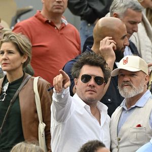 Laeticia Hallyday avec son compagnon Frédéric Suant et Philippe Etchebest dans les tribunes lors des Internationaux de France de Tennis de Roland Garros 2025, à Paris, France, le 26 mai 2025. © Chryslene Caillaud/PsnewZ/Bestimage