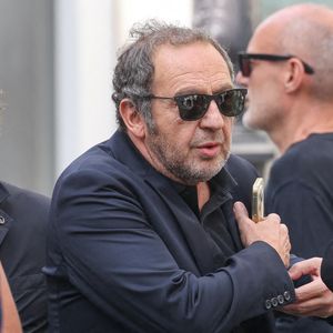 Patrick Timsit - Arrivées aux obsèques de Thierry Ardisson en l’église Saint-Roch de Paris, France, le 17 juillet 2025. © Clovis-Jacovides/Bestimage