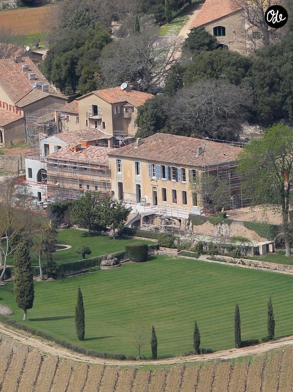 Leur domaine acheté en 2011 est situé sur la commune de Correns

Exclusif - Le domaine de Miraval, propriété d'Angelina Jolie et Brad Pitt, en travaux. Avril 2011. © Agence / Bestimage