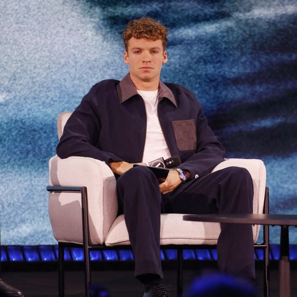 Une anecdote qui en dit long sur le rapport très détaché qu'entretient Léon Marchand avec ses exploits sportifs.

Léon Marchand lors de la 10ème édition du salon VivaTech 2026, dédié aux startups et à l'innovation technologiques, au Paris Expo Porte de Versailles à Paris, France, le 17 juin 2026.

© Marc Ausset-Lacroix/Bestimage