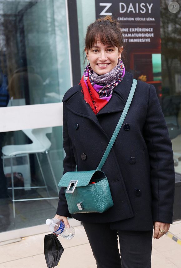Exclusif - Marie Gillain à la sortie des studios de Radio France à Paris. Le 15 décembre 2021 - Panoramic / Bestimage