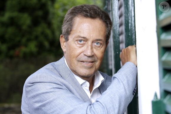 Le journaliste l’interroge alors : "T'as déjà eu un coup de foudre comme ça ?"

Exclusif - Georges Fenech lors de la 29ème édition de "La Forêt des Livres chez Gonzague Saint-Bris" à Chanceaux-près-Loches, le 31 août 2025.
© Cédric Perrin/Bestimage