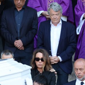 Laura Smet, son mari Raphaël Lancrey-Javal et Jean-Louis Borloo - Sorties des obsèques de Nathalie Baye en l'église Saint-Sulpice à Paris le 24 avril 2026. © Dominique Jacovides - Coadic Guirec / Bestimage