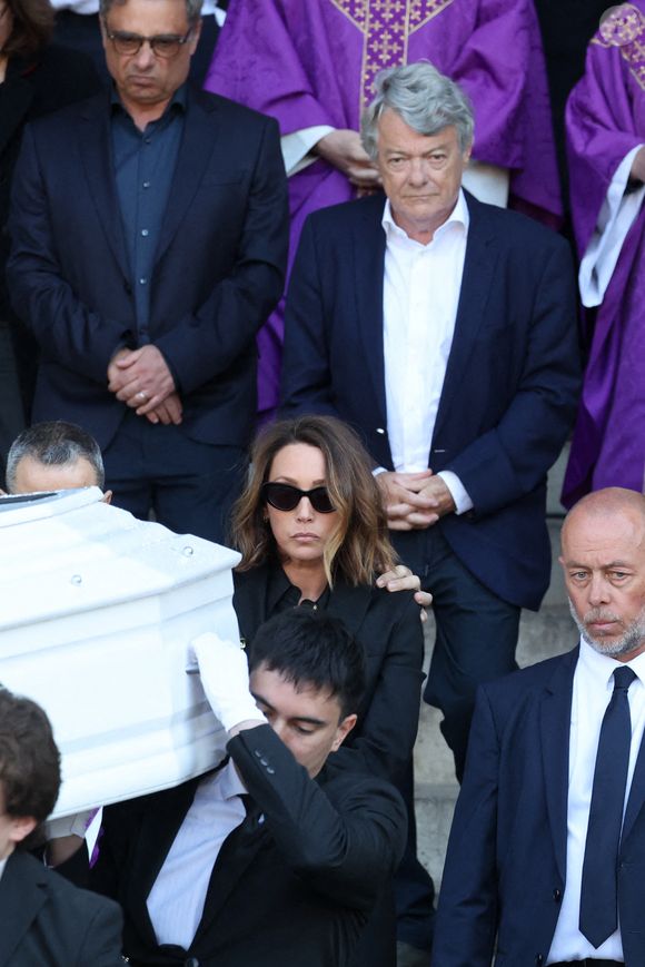 Laura Smet, son mari Raphaël Lancrey-Javal et Jean-Louis Borloo - Sorties des obsèques de Nathalie Baye en l'église Saint-Sulpice à Paris le 24 avril 2026. © Dominique Jacovides - Coadic Guirec / Bestimage