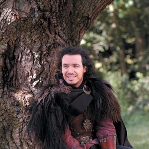 Photo datée du 19 mai 2005 -  Le réalisateur lyonnais Alexandre Astier, au château de Montmelas, sur le tournage de la série télévisée « Kaamelot », saison 2, épisode n° 51 « Arthur in Love », interprète du roi Arthur. Photo de Soudan E/ANDBZ/AbacaPress.com