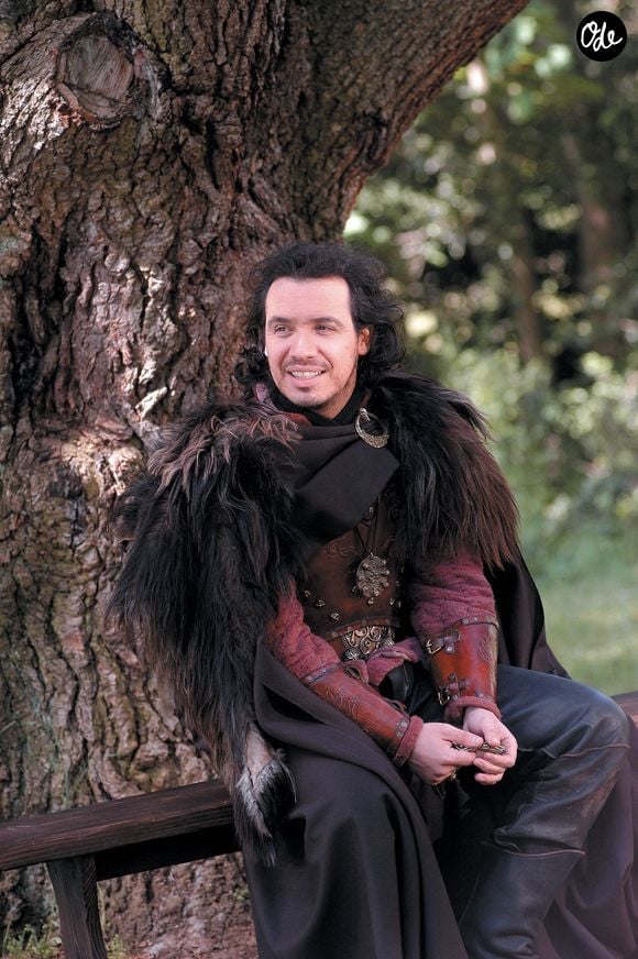 Photo datée du 19 mai 2005 -  Le réalisateur lyonnais Alexandre Astier, au château de Montmelas, sur le tournage de la série télévisée « Kaamelot », saison 2, épisode n° 51 « Arthur in Love », interprète du roi Arthur. Photo de Soudan E/ANDBZ/AbacaPress.com