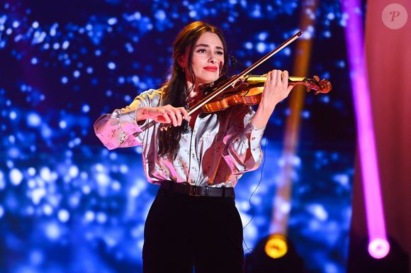 Exclusif - La violoniste Esther Abrami - Enregistrement de l'émission "Vivement dimanche" aux studios Rive Gauche, présentée par M.Drucker et diffusée le 5 octobre 2025 sur France 3.
Guillaume Gaffiot/Bestimage