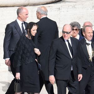 Le roi Albert de Monaco et la princesse Charlène assistent aux funérailles du pape François célébrées par le cardinal Giovanni Battista Re sur le parvis de la basilique Saint-Pierre, au Vatican, le 26 avril 2025. Photo par Vannicelli/Grillotti /IPA/ABACAPRESS.COM