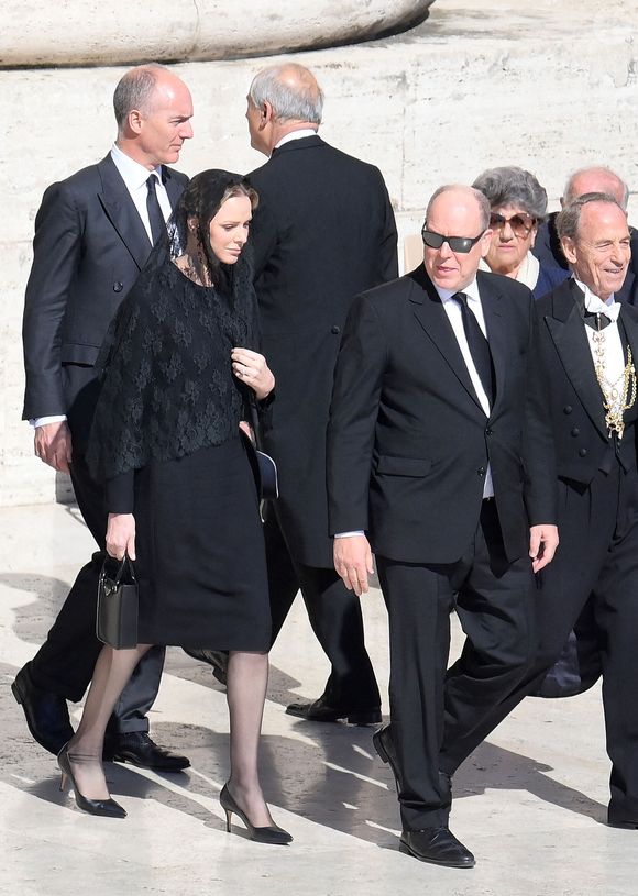 Le roi Albert de Monaco et la princesse Charlène assistent aux funérailles du pape François célébrées par le cardinal Giovanni Battista Re sur le parvis de la basilique Saint-Pierre, au Vatican, le 26 avril 2025. Photo par Vannicelli/Grillotti /IPA/ABACAPRESS.COM