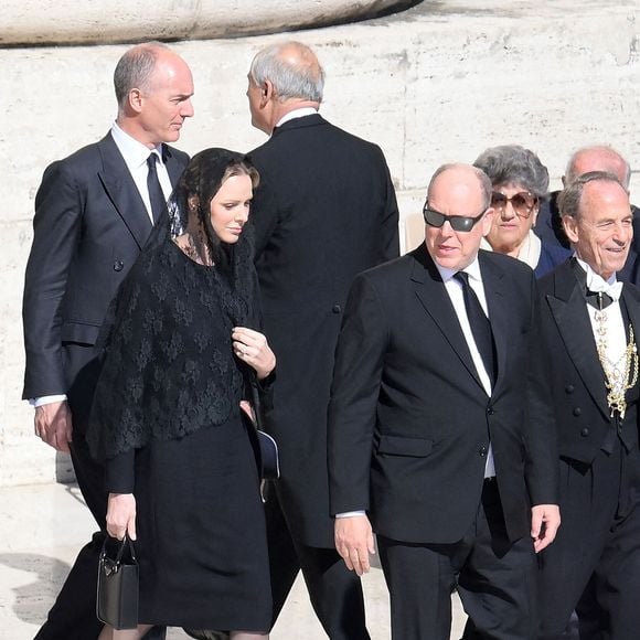 Le roi Albert de Monaco et la princesse Charlène assistent aux funérailles du pape François célébrées par le cardinal Giovanni Battista Re sur le parvis de la basilique Saint-Pierre, au Vatican, le 26 avril 2025. Photo par Vannicelli/Grillotti /IPA/ABACAPRESS.COM
