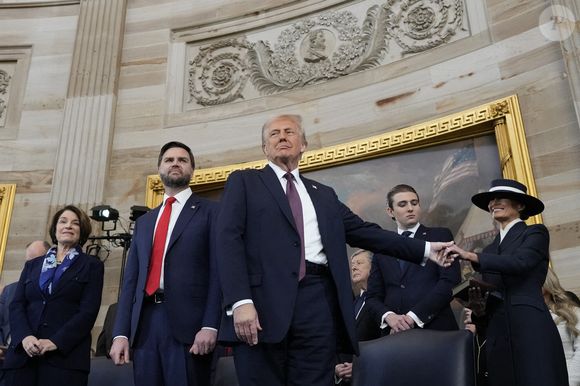Elle s'est déroulée le 20 janvier 2025 à Washington ! 

Le président Donald Trump (C) tient la main de son épouse Melania Trump sous le regard de leur fils Barron Trump, du vice-président J.D. Vance et de la sénatrice Amy Klobuchar (D-Minn) (G) après avoir prêté serment lors de la 60e investiture présidentielle dans la rotonde du Capitole à Washington, le lundi 20 janvier 2025. (Photo de pool par Morry Gash/UPI/ABACAPRESS.COM).