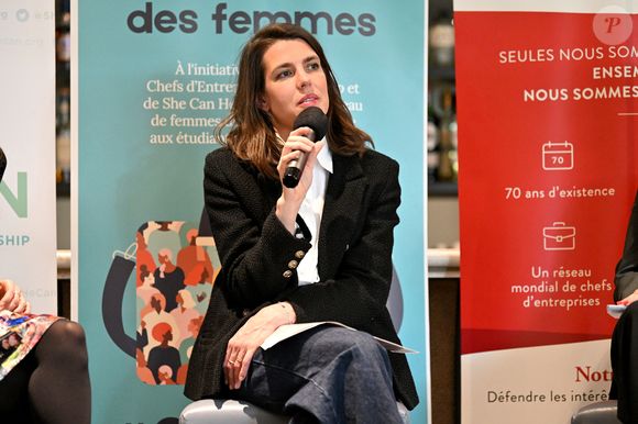 Charlotte Casiraghi a été invitée au 4eme Speed Mentoring, organisé à l'hôtel Columbus à Monaco à l'initiative de SheCanHeCan (SCHC) et l’association des femmes chefs d’entreprises de Monaco (AFCEM), le 5 mars 2025.
La fille de la princesse Caroline de Hanovre a été accueillie par Vibeke Brask Thomsen, fondatrice et directrice de SheCanHeCan et Johanna Houdrouge, présidente de l’AFCEM. Cette manifestation annuelle permet aux jeunes filles dès 11 ans et aux jeunes femmes jusqu’à 25 ans de rencontrer des actives, cheffes de sociétés ou occupant des postes à responsabilités. Une quarantaine de jeunes filles et femmes ont pu échanger avec leurs aînées en poste en Principauté. Le but est d’orienter professionnellement ou de susciter des vocations. Du côté des mentors, une vingtaine de femmes évoluant dans plusieurs secteurs privés étaient présentes aux côtés d’autres du secteur public, telles que Céline Cottalorda, déléguée interministérielle pour le Comité droits des femmes, Elodie Kheng, chef de cabinet du ministre d’Etat, Marine Hugonnet-Grisoul, conseillère nationale, ou encore Marina Ceyssac, haut-commissaire à la protection des droits, des libertés et à la médiation. © Bruno Bebert / Bestimage