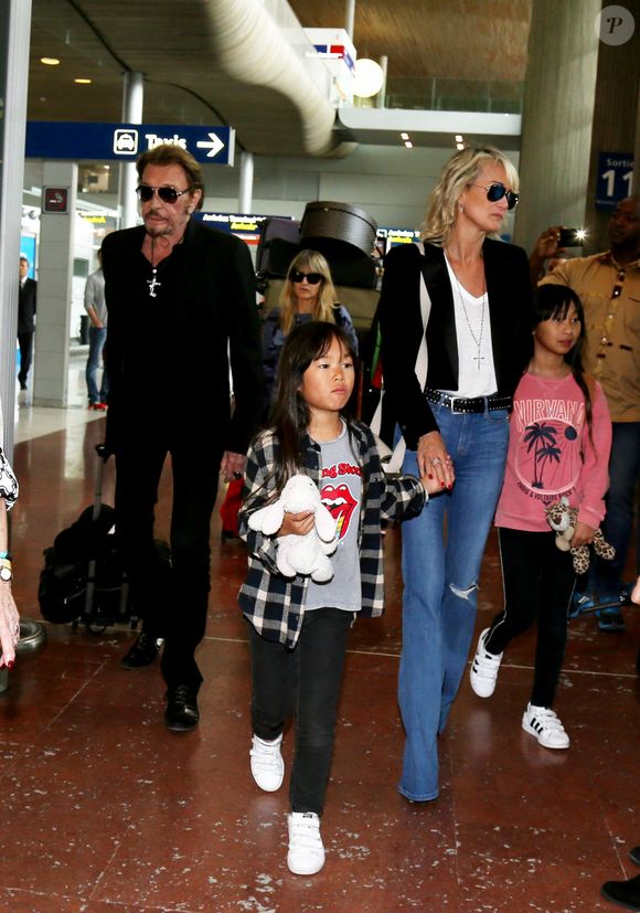 Johnny Hallyday avec sa femme Laeticia, ses enfants Jade et Joy ainsi que la Grand-mère de Laeticia Elyette Boudou arrivent à l'aéroport de Roissy en provenance de Los Angeles. Johnny rentre en France pour entamer sa tournée le 29 juin 2016 à Sedan. Roissy-en-France le 26 juin 2016. Agence / Bestimage