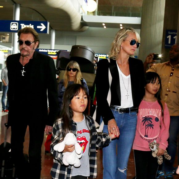 Johnny Hallyday avec sa femme Laeticia, ses enfants Jade et Joy ainsi que la Grand-mère de Laeticia Elyette Boudou arrivent à l'aéroport de Roissy en provenance de Los Angeles. Johnny rentre en France pour entamer sa tournée le 29 juin 2016 à Sedan. Roissy-en-France le 26 juin 2016. Agence / Bestimage