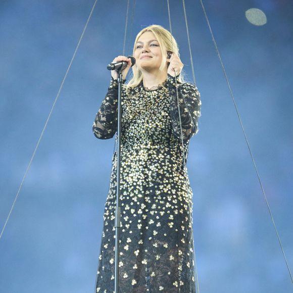 Une information que "20 minutes" dément ce 15 avril 

La chanteuse Louane (Louane Emera), représentante de la France au concours de l'Eurovision, interpréte pour la première fois son titre Maman, en hommage à sa mère décédée lorsqu'elle avait 17 ans, devant les 80 000 spectateurs, suspendue sur une plateforme, plusieurs mètres au-dessus de la pelouse et des musiciens, du Stade de France à la mi-temps du match du Tournoi des Six Nations opposant la France à l'Écosse, à Saint-Denis, Seine Saint-Denis, France, le 15 mars 2025. © Cyril Moreau/Bestimage