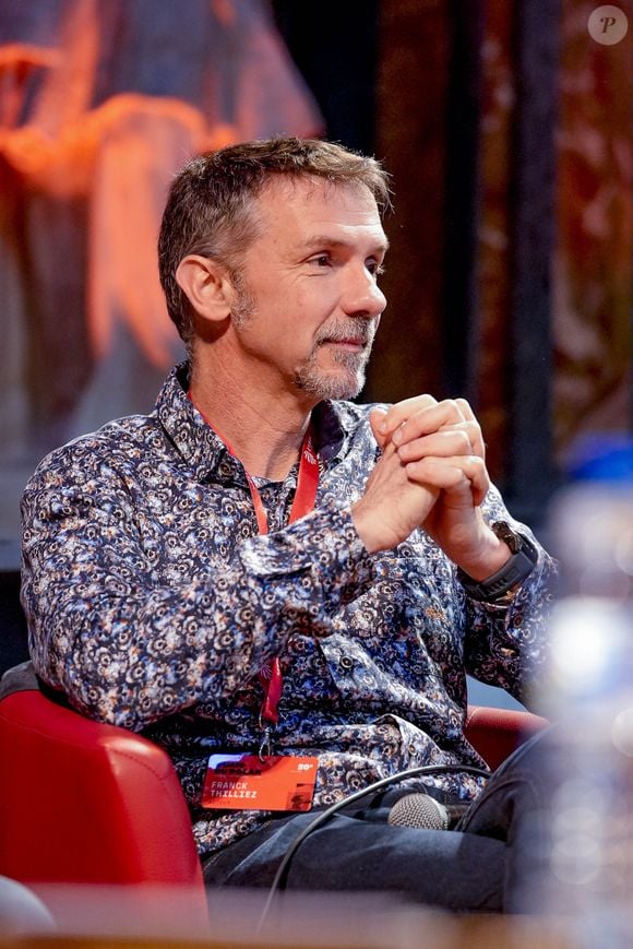 Selon la plainte, il y aurait des paraphrases, des personnages similaires et des nœuds dramatiques identiques.

Franck Thilliez, écrivain , à la conférence sang chaud et sueurs froides, focus sur le polar français par le festival Quais du Polar qui fête sa 20ème édition à Lyon le 06/04/2024. © Sandrine Thesillat / Panoramic / Bestimage