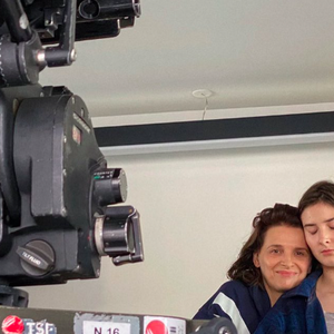 Juliette Binoche et sa fille Hana Magimel sur le tournage du film Avec amour et acharnement, photo partagée le 30 décembre 2020 sur Instagram.
