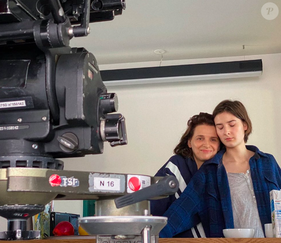 Juliette Binoche et sa fille Hana Magimel sur le tournage du film Avec amour et acharnement, photo partagée le 30 décembre 2020 sur Instagram.