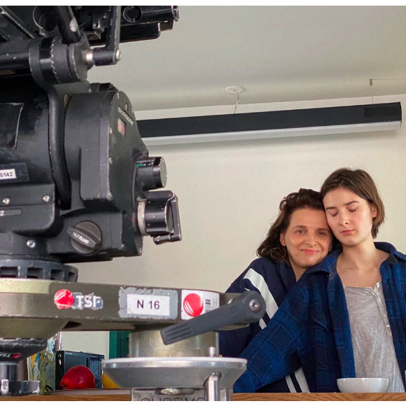 Juliette Binoche et sa fille Hana Magimel sur le tournage du film Avec amour et acharnement, photo partagée le 30 décembre 2020 sur Instagram.