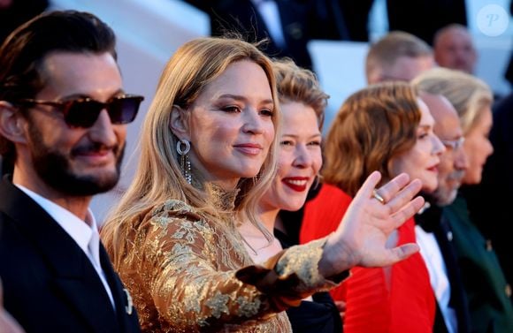 Pour accessoiriser sa silhouette, la compagne de Niels Schneider a misé sur la haute joaillerie Cartier, avec notamment la bague "Libre Tressage" en or et diamants.

Virginie Efira - Montée des marches du film "Histoires parallèles" lors du 79ème Festival International du Film de Cannes, le 14 mai 2026. © Jacovides-Moreau / Bestimage