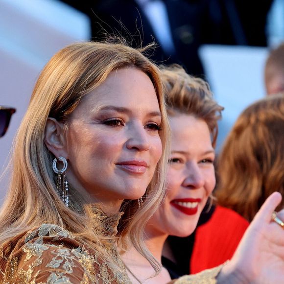 Pour accessoiriser sa silhouette, la compagne de Niels Schneider a misé sur la haute joaillerie Cartier, avec notamment la bague "Libre Tressage" en or et diamants.

Virginie Efira - Montée des marches du film "Histoires parallèles" lors du 79ème Festival International du Film de Cannes, le 14 mai 2026. © Jacovides-Moreau / Bestimage