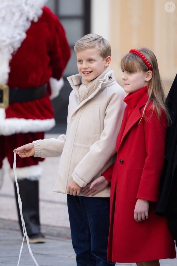 Les deux enfants du prince Albert et de la princesse Charlene de Monaco étaient présents à la traditionnelle distribution des cadeaux de Noël aux enfants monégasques le mercredi 18 décembre 2024

Le prince Jacques de Monaco, marquis des Baux, La princesse Gabriella de Monaco, comtesse de Carladès - La famille princière de Monaco offre les traditionnels cadeaux de Noël aux enfants monégasques dans la Cour du Palais Princier, le 18 décembre 2024. 
© Olivier Huitel / Pool Monaco / Bestimage