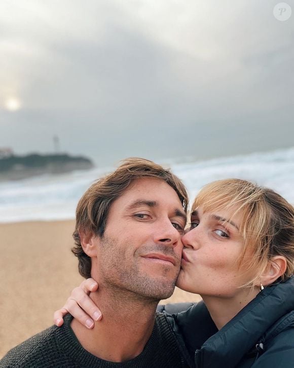 “Un réveillon pas comme les autres”, a écrit en légende celui que l’on voit embrasser Camille Lou alors que des milliers de petites bulles virevoltent autour d’eux.

Camille Lou et son chéri sur Instagram.