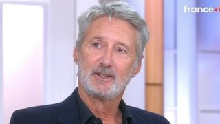 "Au moment où on parle, il est dans la rue" : Antoine de Caunes fier de son plus jeune fils Jules, 18 ans et mobilisé auprès des lycéens