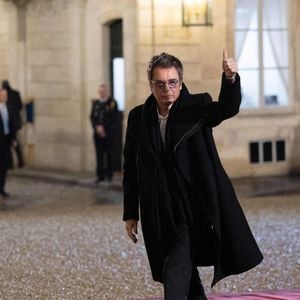 Le musicien français Jean-Michel Jarre arrive pour assister à une réunion des chefs d'État européens en marge du Sommet d'action sur l'intelligence artificielle (IA), au palais de l'Élysée, à Paris, le 10 février 2025. Photo par Raphael Lafargue/ABACAPRESS.COM