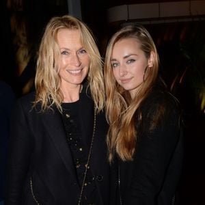 L’occasion pour l’ancien mannequin de profiter de la cité phocéenne et de découvrir les bonnes adresses de sa fille. 

Exclusif - Estelle Lefébure et sa fille Emma Smet à l'after-party du film "Holy Lands" au restaurant le Beefbar (Rue Marbeuf dans le 8ème arrondissement) à Paris, France, le 4 décembre 2018. © Rachid Bellak/Bestimage