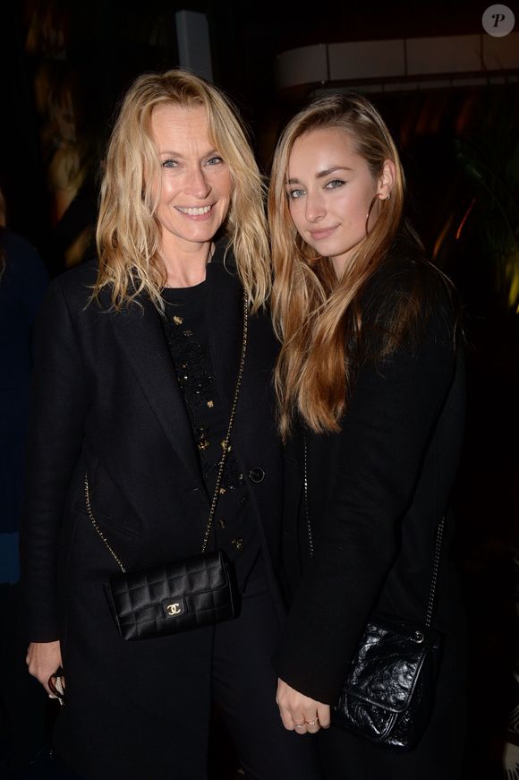 L’occasion pour l’ancien mannequin de profiter de la cité phocéenne et de découvrir les bonnes adresses de sa fille. 

Exclusif - Estelle Lefébure et sa fille Emma Smet à l'after-party du film "Holy Lands" au restaurant le Beefbar (Rue Marbeuf dans le 8ème arrondissement) à Paris, France, le 4 décembre 2018. © Rachid Bellak/Bestimage