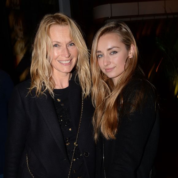 L’occasion pour l’ancien mannequin de profiter de la cité phocéenne et de découvrir les bonnes adresses de sa fille. 

Exclusif - Estelle Lefébure et sa fille Emma Smet à l'after-party du film "Holy Lands" au restaurant le Beefbar (Rue Marbeuf dans le 8ème arrondissement) à Paris, France, le 4 décembre 2018. © Rachid Bellak/Bestimage