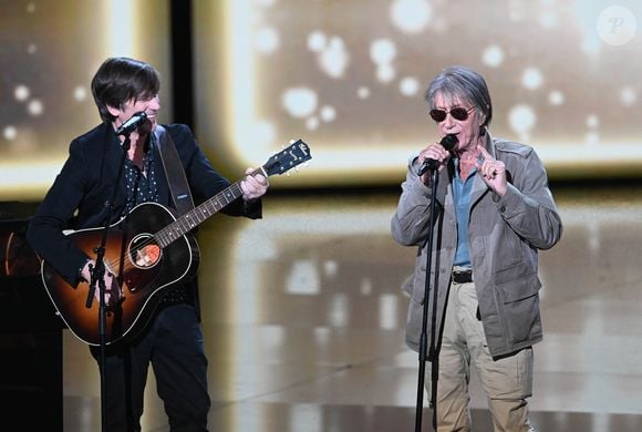 Thomas Dutronc et Jacques Dutronc (Victoire d'honneur) lors de la 37ème cérémonie des Victoires de la musique à la Seine musicale de Boulogne-Billancourt, le 11 février 2022.
© Guirec Coadic/Bestimage