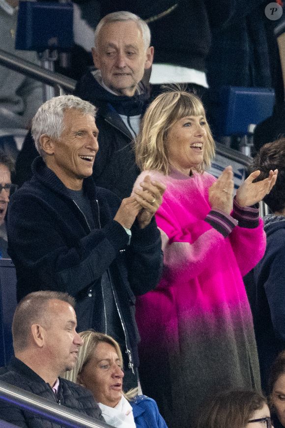 Nagui et Melanie Page dans les tribunes du match de football de qualification pour la coupe du monde 2026 opposant la France à Azerbaïdjan (3-0) au Parc des Princes à Paris, France, le 10 octobre 2025. © Cyril Moreau/Bestimage