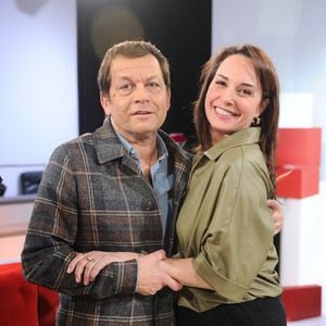 Exclusif - Laurent Mariotte et Julia Vignali lors de l'enregistrement de l'émission Vivement dimanche au studio Rive gauche, présentée par M. Drucker, diffusée sur France 3, le 1er mars 2026, à Paris, France, le 18 février 2026. © Guillaume Gaffiot/Bestimage