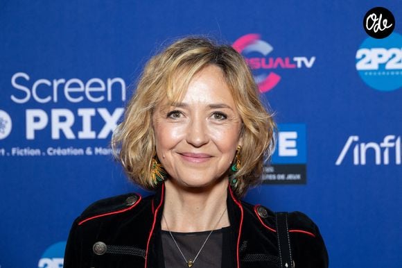 Elle pratique notamment le yoga du visage pendant vingt minutes chaque jour.

Hélène de Fougerolles assiste au « Multi Screen Grand Prix 2026 » à l'hôtel Pullman Paris Montparnasse, le 13 avril 2026 à Paris, en France. Photo de Nasser Berzane/ABACAPRESS.COM