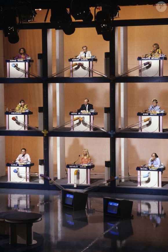 Rétro - Décès de Sophie Garel, animatrice et voix emblématique de RTL - Archives - En France, sur le plateau, Sophie GAREL, Robert CASTEL, Philippe MONNET, au deuxième niveau, de gauche à droite, AMARANDE, Hervé DE CHARETTE, Mimie MATHY, au premier niveau, de gauche à droite, Carlo NELL, Nathalie GALAN, Michel Bonnet le 27 aout 1987. © Jean Lenoir via Bestimage